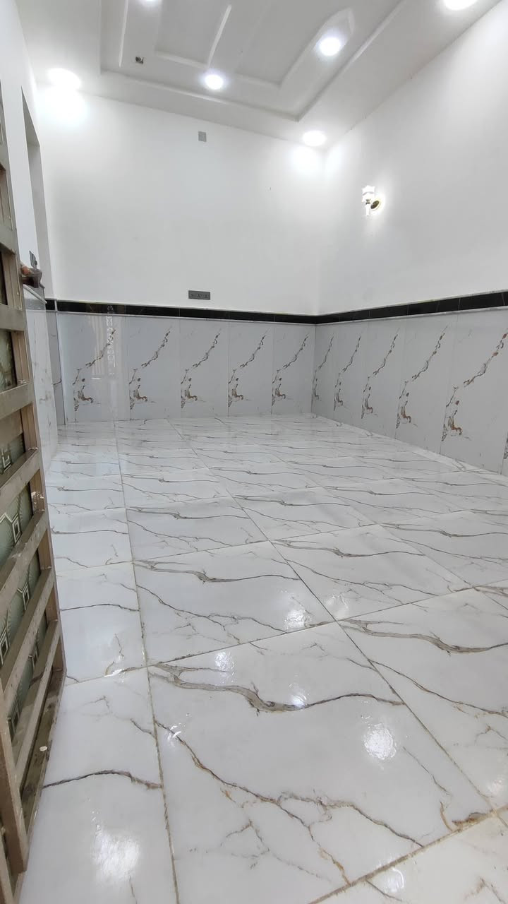 دار للبيع المساحه 100 متر بناء درجه اولى وحديث حي مغريه قرب السوق رقم الهاتف ***********
