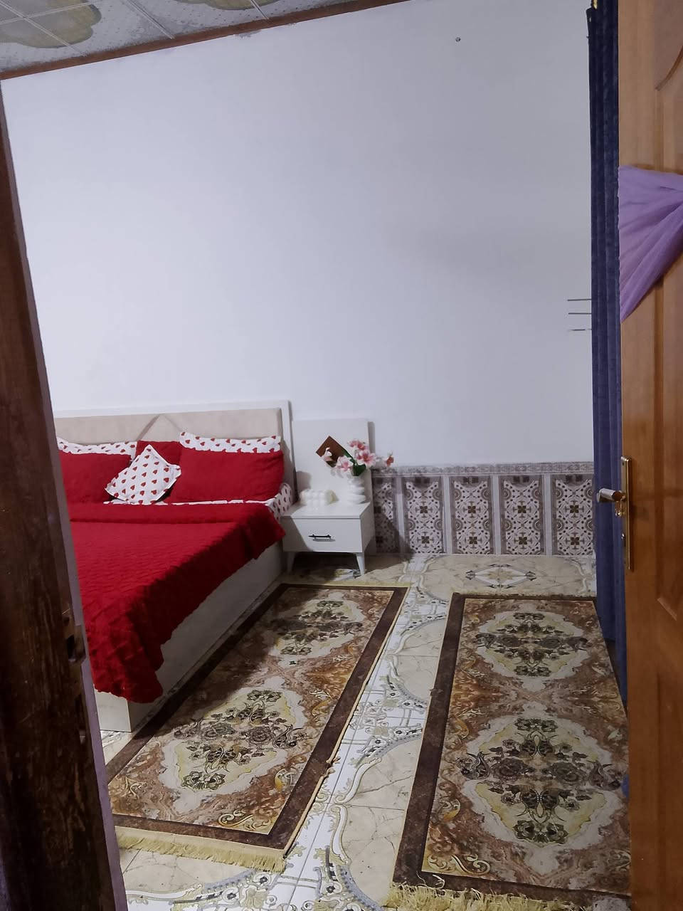 بيت للبيع خلف الملعب القديم بنهايه شارع ام البنين  بجهه حي البدو 
مساحه ميه متر مربع يتكون من غرفه وهوال ومطبخ وبراني 
***********رقم صاحب الدار
