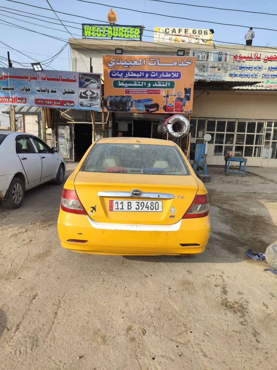 السلام عليكم. بي واي دي f3   مديل 2011
السيارة نضيفة 
مكفولة من اي حادث 
مصبوغة عام بسبب الجراد
غرفتها نضيفة  جدا كشنات  سقف   دشبول  ارضية بطايب بوب  كلها نضيفة مابيها اي نقص 
كهربائياتها بلاد كلها شغالة  
حدادية جيدة جدا صدر دبلات  خلفي امامي  
كير عادي مكفول 
محرك  ابيعلك محرك كايم لان بي صوت  يرادلها تجفيت سيارة شغالة وتمشي  بس صوت بالمكينة 
عنواني دورة  حي دجلة  
رقم هاتف  *********** 
المهتم يتصل  للعلم السيارة من استلام الشركة. لحد الان يمي  جناي. وما مشتغل بيها تكسي. استخدام شخصي
