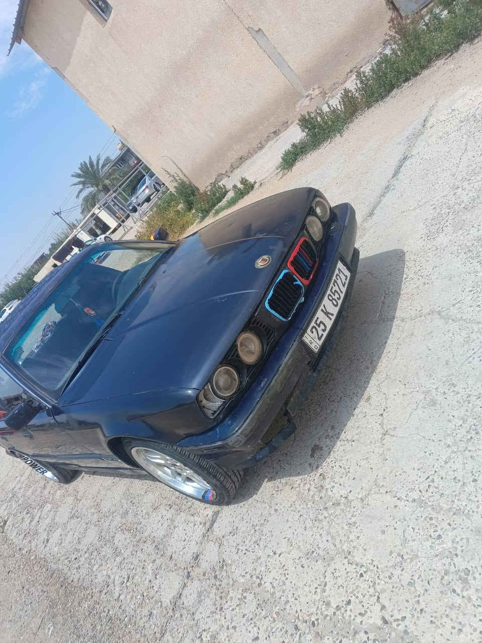 السلام عليكم 520i رقم انگليزي هزه جديده .
محرك 28 دبل فانوس گير عادي اكسن 28 معدل و شلعه 
تخم تاير و ويل M جديد . حداده نص عمر غرفته حلوه كشنات كهرباء صالنصا رياضي و بيها نظام طلقات مكان البصرة ، القرنه ***********.....*********** سعرها ع خاص
