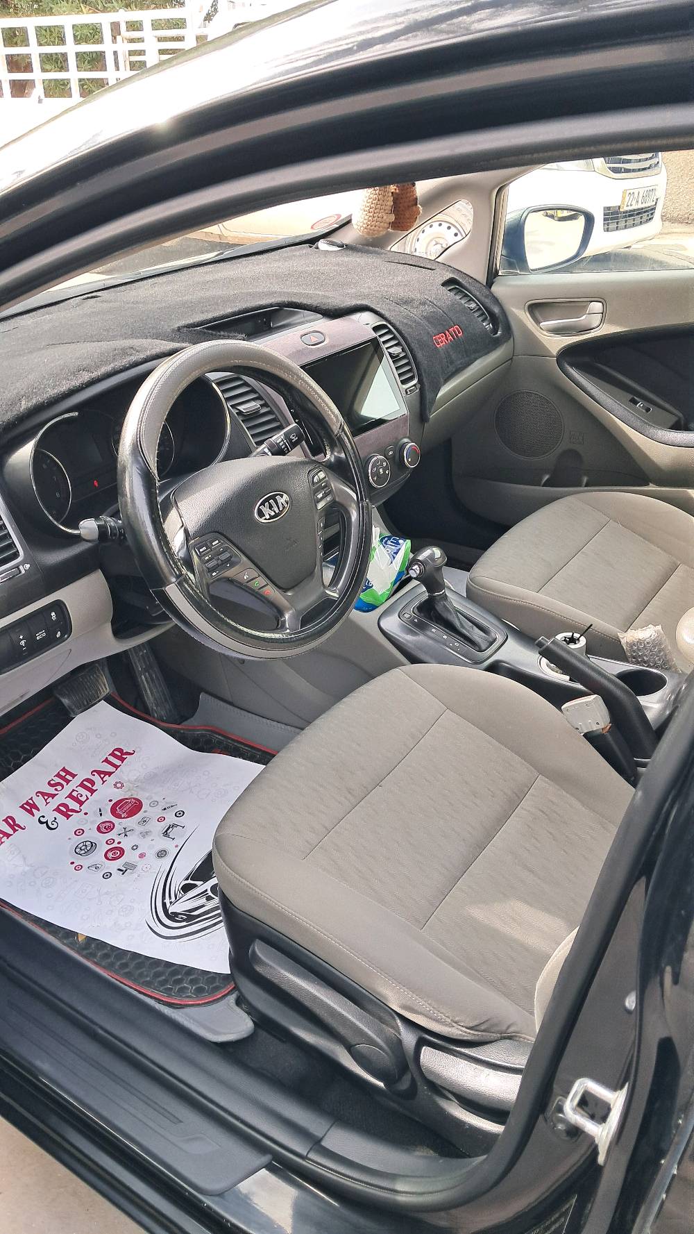السلام عليكم ورحمة الله كيا سيراتو للبيع وكالة الشركة الدوليه  موديل2015 نظافة السياره شوف العين والفحص أن شاء الله عندي بيها باب الخلفي الأيمن بدلته أباب أصلي أثر شخط نافذ وطلقه بالقمارة بيها والسونار موضح كلشي كير مكينه جيد جدآ مكفولات من الفتح تخم تاير جديد السياره ماشيه 156الف كم السنويه بأسمي مكاني بغداد حي الجهاد السعر 113$وبها مجال بسيط للأستفسار الاتصال بالرقم ***********