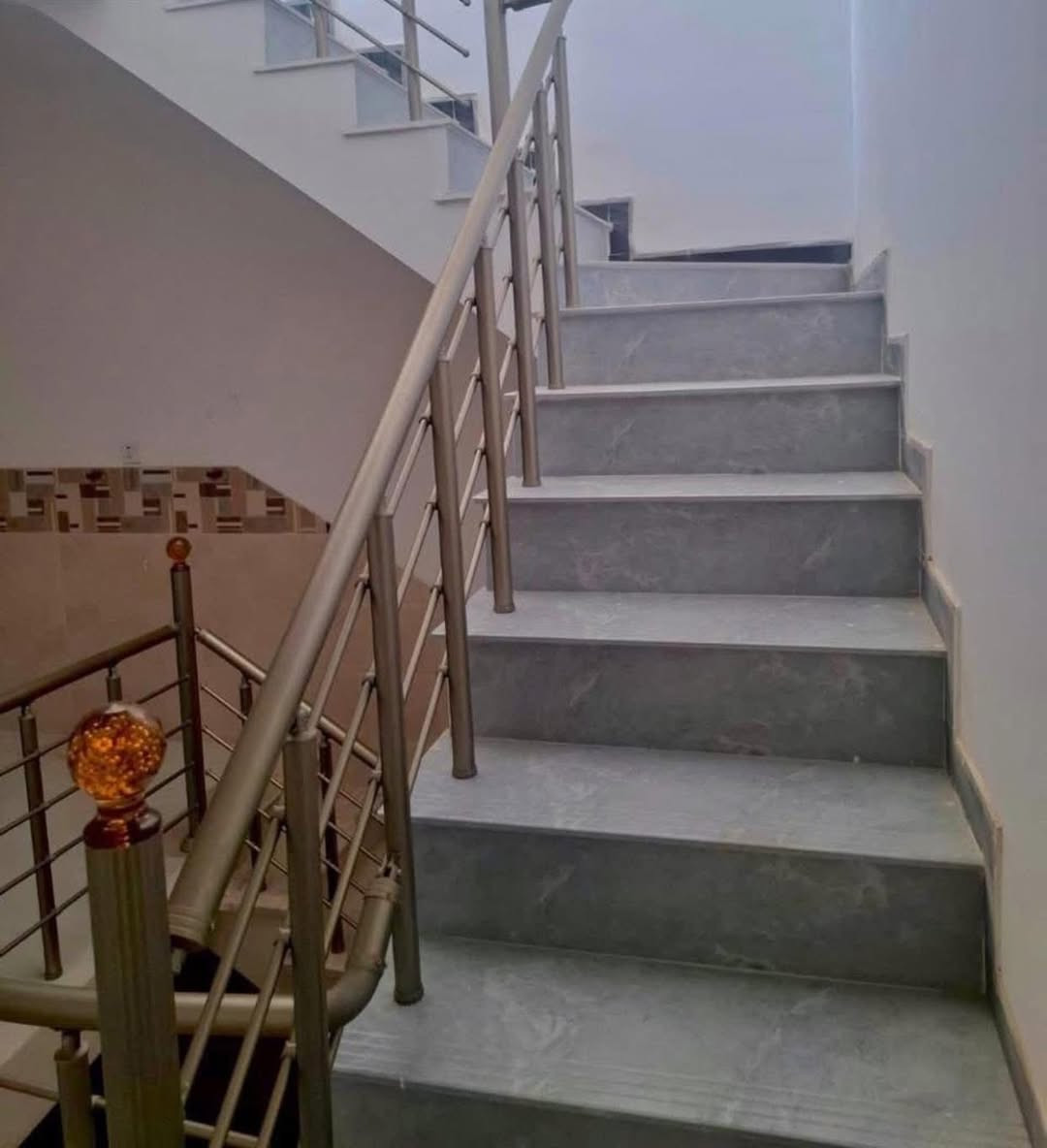 السلام عليكم دار للبيع 🏡
المساحه / 100 متر 
واجه / 5 
ونزال / 20 
محتويات الدار /  3 غرف نوم + صاله + مطبخ + خدمات عدد 2
محتويات الدار / الاعلام الشباب خلف سوق اميمه 📍
دار حديث وموقع هادئ 

لمعرفت تفاصيل اكثر للأتصال علئ الأرقام الاتيه 📞☎️
***********
***********
