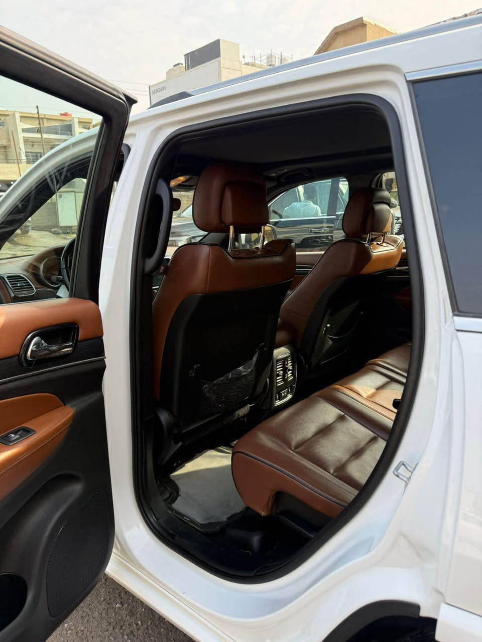 السلام عليكم

جيب موديل 20خليجي كفاله عامه 

فول مواصفات اوفر لاند 

داخل قرميدي 

بنوراما 

نظام صوتي 

عدسة لايت متحركه 

تدفئه وتبريد كشنات 

وضعيات قيادة 

جكات تصعد وتنزل 

وبعد بيهة هواي مواصفات معروفه مواصفات الاوفر لاند وجاهزه السياره مابيها نقص ولا برغي 

 رقم بصرة شبه مميز بأسمي تحويل ثاني يوم 

السعر ب 315 وبيهة مجال   

للاستفسار 

‭٠٧٧٢ ٥٧٨ ٤٦٠٦‬ الزبير, البصرة
