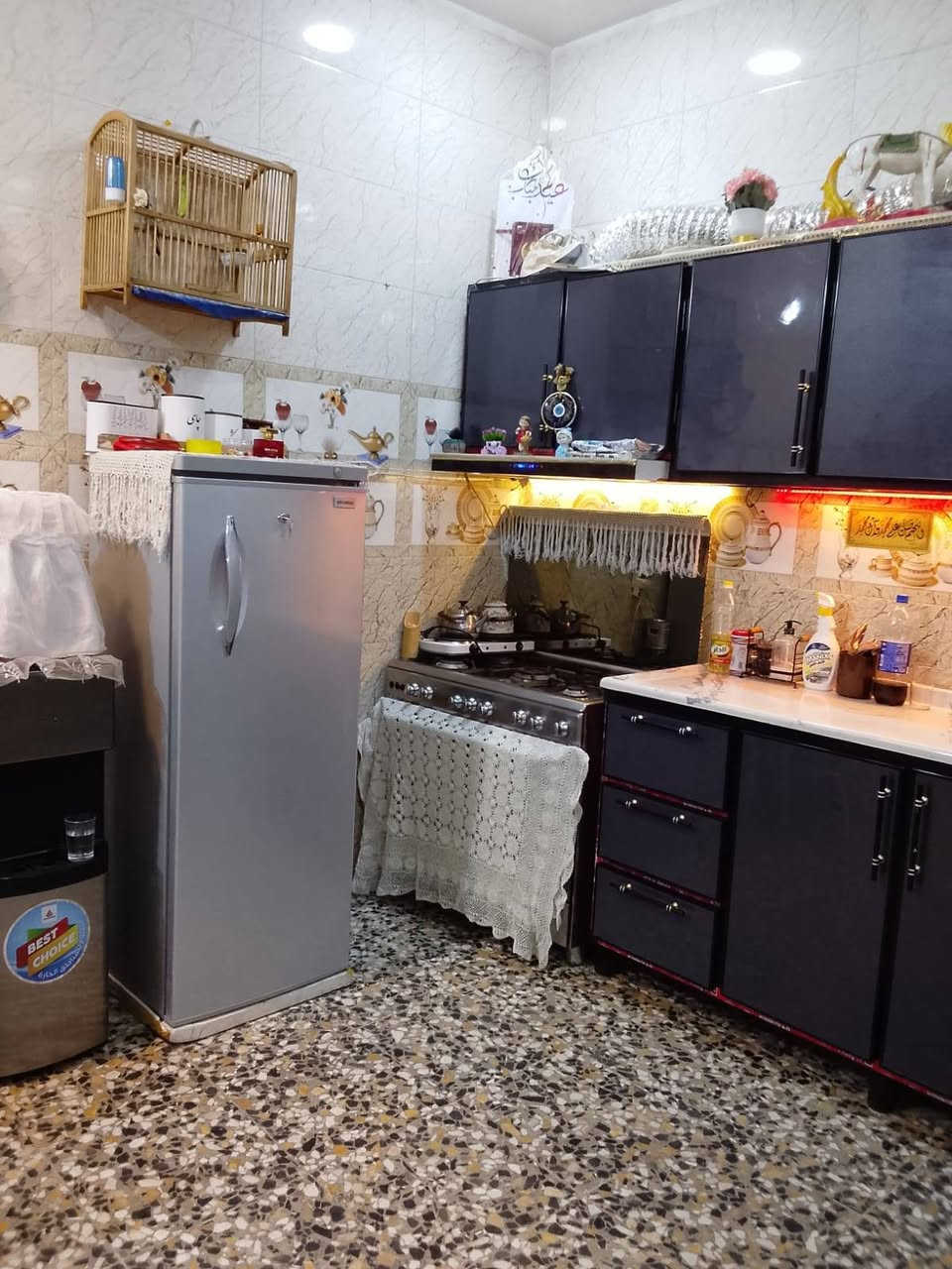 سلام عليكم بيت للبيع في منطقة الطي نزال قاسم المساحه ٥٠ متر الواجه ٥ نزال ١١ بيت نضيف
الكهرباء ثري فيز
الماء اساله +بير
قرب أسواق العلويه 
البيت مكون من ٣ طوابق
صاله +مطبخ +صحيات +منور +غرفتين في الطابق الثاني +مخزن وسطح في الطابق الثالث الافستسار *********** او ***********
