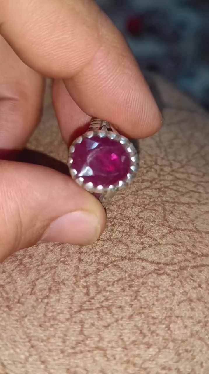 ياالله السلام عليكم متاح خاتم ياقوت افريقي يدك فول بالجهاز وين عشاق الياقوت الافريقي فرط الرمان مكاني السماوة ***********
