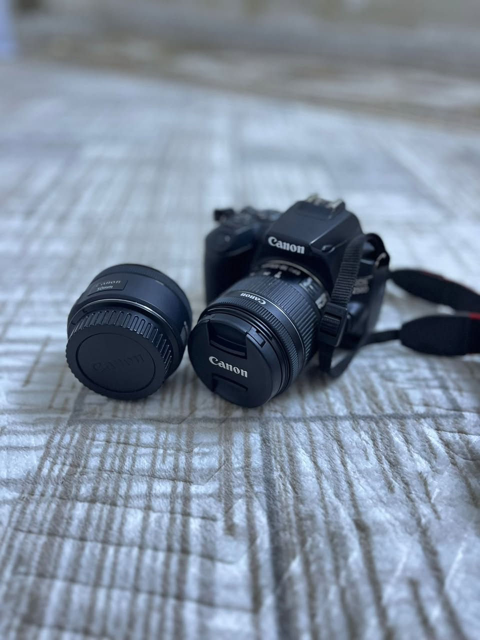 كانون  استعمال قليل جداً بعدها كارتون اي استفسار ما متواجد فيس
250 D 
ملحقات 
رامات اثنين 
وعدسة ثانية 50mm 
وتوصالة للحاسبة 
 وشاحنة للبطارية 
واستاند للتصوير 

واتساب/ 
***********
