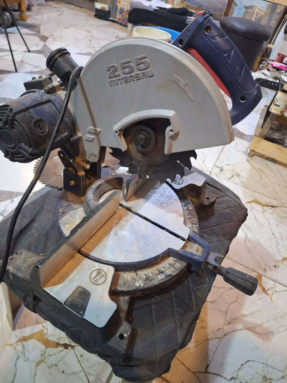 منشار كتر بحالة جيدة جدا حجم وسط ب 50 باب المشهد شارع الامام علي ***********
