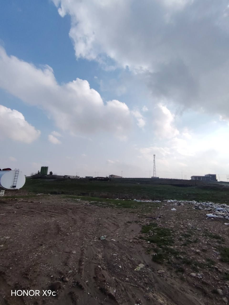 🌟 أرض للبيع في حي القوسيات، قرب معمل سيد حميد. مساحة 140 متر، سند زراعي نموذج 25، وجها 7 متر، نزال 20 متر. خدمات ماء وكهرباء، شارع 100. الموقع مميز. السعر 17 مليون، بي مجال. للاستفسار: *********** أو ***********
