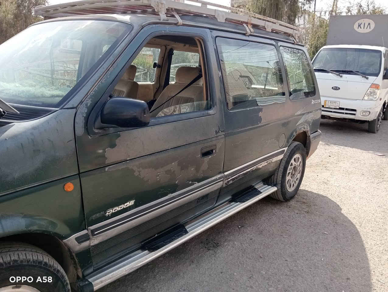 السلام عليكم 
دوج كلايزلار 1993
7 راكب مكينة بيها خيط بخار
صدر امامي جديد
مشط استيرن جديد 
باور جديد
تخم تاير نضيف
دواخلها نضيفه
كهربائياتها جاهزة 
السياره بيها جراد 
بيها خياسات قليله بل هلال
السعر 30
مكان السيارة بغداد حي اور 
رقم الموبايل ***********
