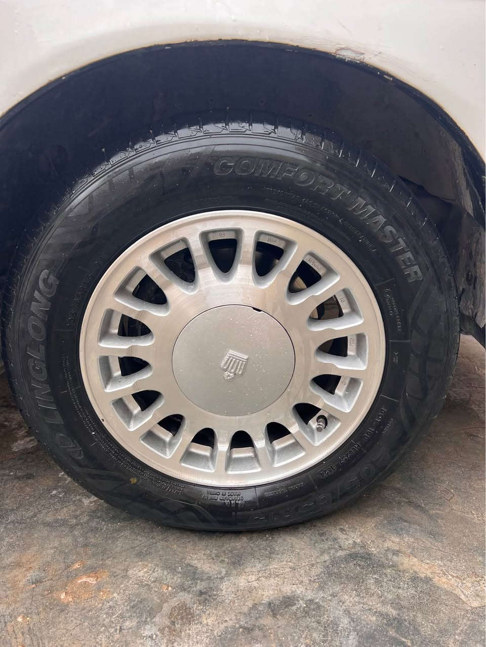 السلام عليكم  بطه للبيع متصل لون ابيض موديل 1991 رقم ذي قار 

السعر  57 وبيها مجال 

تحويل مباشر سنويه 2027 كفاله كير والمكينه 3 فيش رياضي 2500 ديلكو سياره مكفوله من كص ونقل والعيب شرعي والضربه القويه 
فقط بيها ضربه بكد الشبر على بارد 
 السياره جاهزه تبريد شغال ودواخل كارتون تخم تاير جديد ويلكب جديد حداديه جاهزه وكشنات كهربائيه تغليف ارضيه جلد سياره مال جناي للاتصال *********** البصرة, العراق
