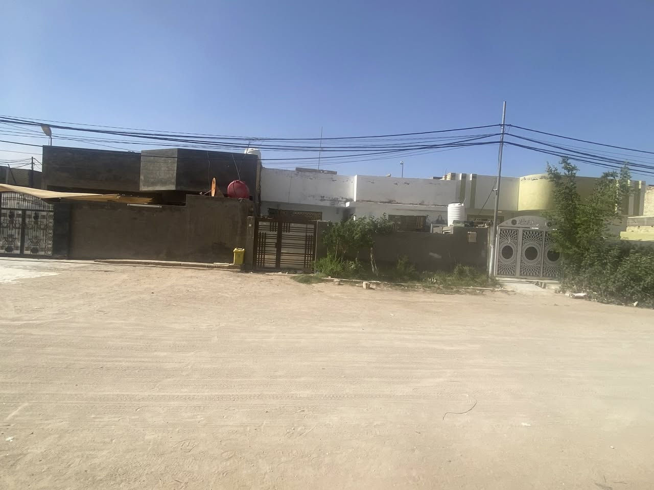 دار سكنية مميزة للبيع - موقع استراتيجي وتجاري ✨
📍 الموقع العام: النجف الأشرف، يربط بين شارع المجمعات وشارع جامعة الكفيل، قريب جداً من شارع المجمعات (حوالي 40 متر فقط).
🔍 تفاصيل ومواصفات الدار:
 المساحة: 200 متر مربع.
 السند: طابو ملك صرف ).
 الشارع الأمامي: يقع على شارع 20 متر تجاري.
 المداخل:
 المدخل الأول: من جهة حسينية الإمام علي (عليه السلام).
 المدخل الثاني: من جهة شارع 60 متر التجاري الرئيسي.
🌳 الميزات الإضافية:
 حديقة خارجية مستقلة: مسيجة بالكامل ومزروعة بأجود أنواع الأشجار (أشجار النخيل، العنب، ومجموعة متنوعة من الأشجار الأخرى) مما يضفي إطلالة خضراء مميزة وهادئة للمكان.
 موقع حيوي: ممتاز للسكن أو الاستثمار نظراً لقربه من الخدمات والشوارع التجارية الرئيسية.
📸 تجدون صور تفاصيل الدار من الداخل والخارج، والحديقة، وإطلالة الشارع مرفقة في المنشور (كما يظهر في image_11.png وحتى image_20.png).
📞 للاستفسار والتواصل:
للمزيد من المعلومات أو لتنسيق موعد للمعاينة، يرجى التواصل عبر الاتصال المباشر أو مراسلتنا على تطبيق الواتساب:***********
