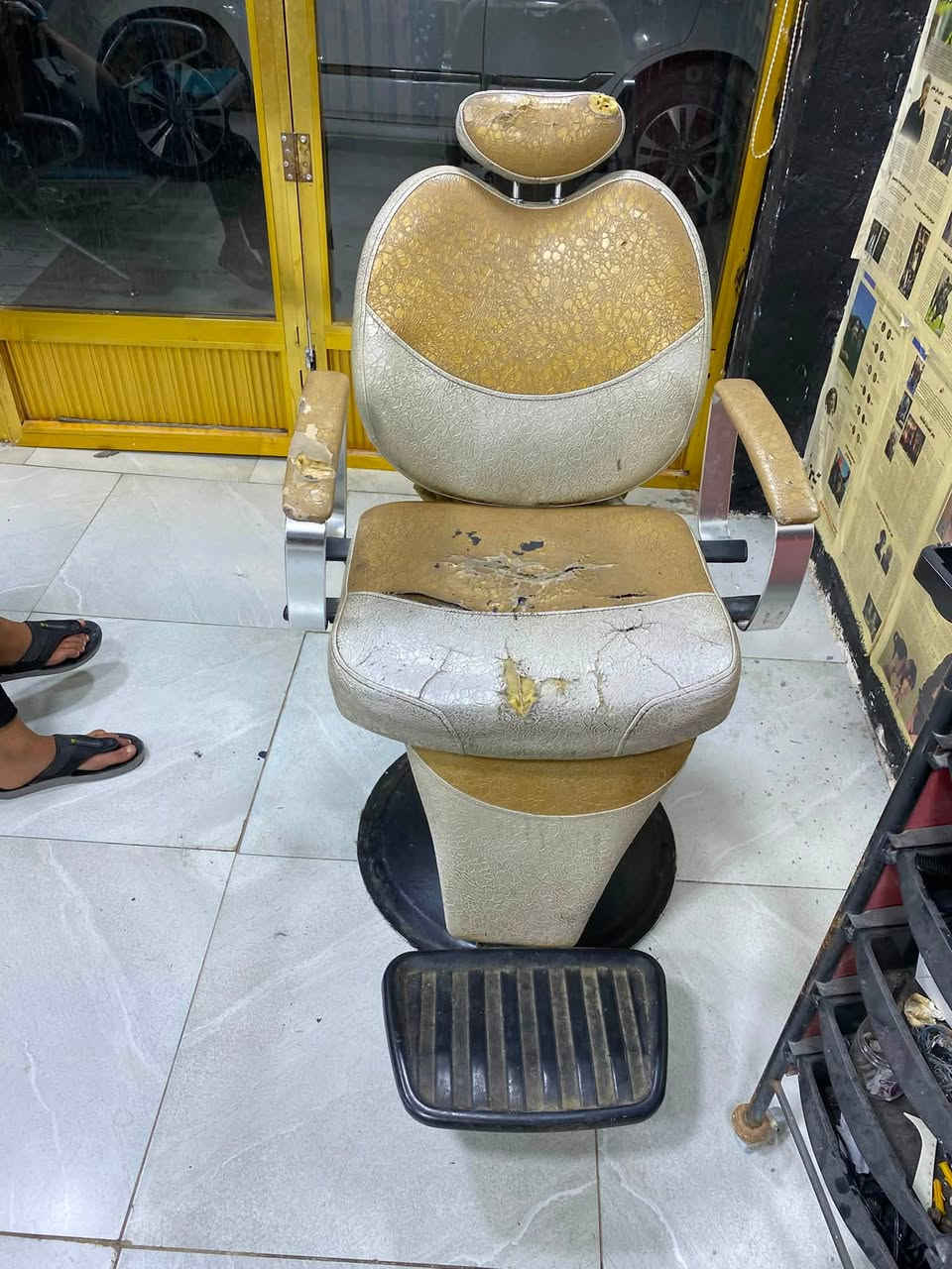 سلام عليكم جهاز بخار وجهاز شفط دهون وشفره وقناع وفرجه معدات تنضيف كامله سعرهن ٤٠قفل مابيهم مجال وكرسي حلاقه الجك ينزل وره ساعه سعره ٧٥ قفللل وعرباته سعره ٢٥ قفل قفل مكاني بصره ***********
