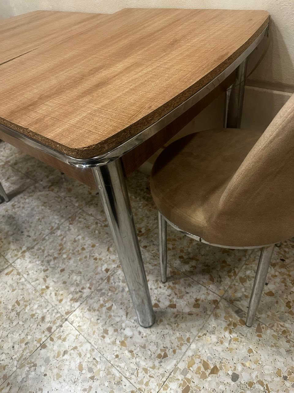 ميز للبيع  ب100 مكانه حي تونس قرب جامع القران الكريم للاستفسار اتصلو ع رقم واتساب ‭0786 058 3660‬
