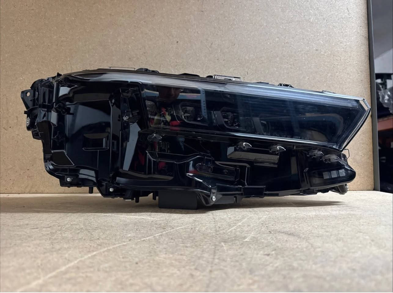 السلام عليكم لايت كراون 4 عدسات مال وارد امريكي تفصيخ اصلي صفحة الأيمن لايت نظيف كلش بدون كسور بدون تصليح نظافة 100/100 المكان بغداد الاتصال ***********
