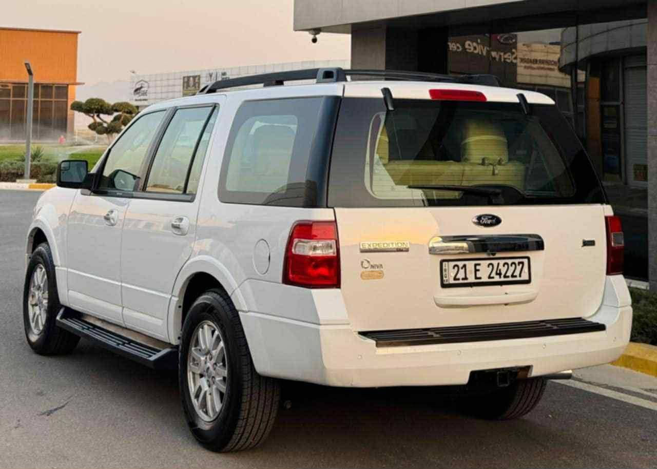 فورد اكسبدشن موديل 2013 خليجي شركة نيفه بدون صبغ بس بارد شويه بل باب مال سائق بدو حادث موصفات.    XLT اسلايت تك اكسل يعني تو ويل رقم سنويه هزه جديد بسمي حداديه امامي خلفي جديد كير محرك اب شرت V8 سرندر  مكان السياره سليمانيه سعر 155 بي مجال قليل *********** السليمانية, العراق
