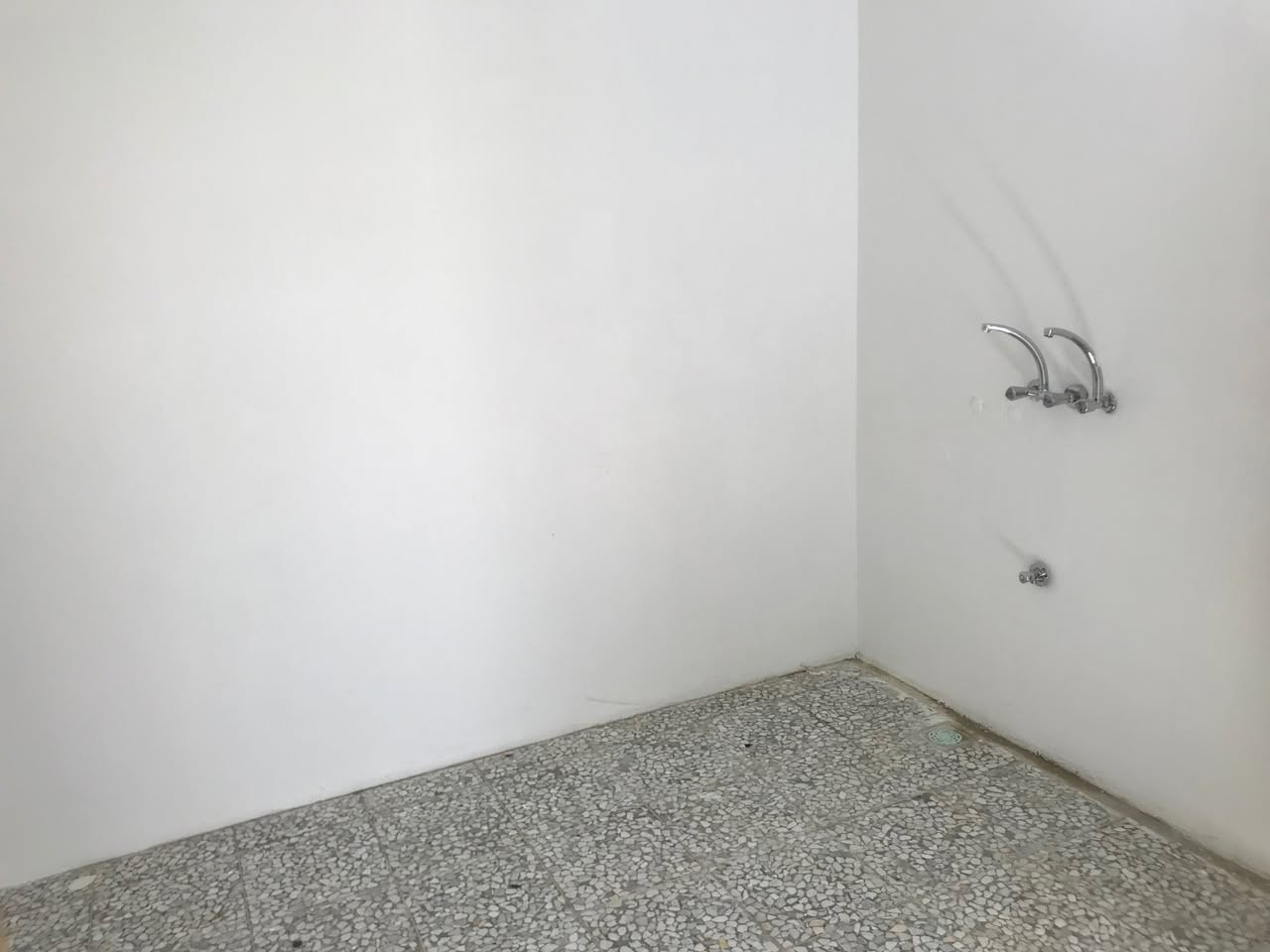 #بيت_للايجار 
✅ العنوان ⬅️ النجف الاشرف/ حي السلام/ قرب مدينة الالعاب
✅ المساحة ⬅️ 100م
✅ التفاصيل ⬅️ طابق واحد/ غرفة نوم/ استقبال/ صالة/ مطبخ حار وبارد/ حمام وتواليت/ خط مولدة شغال/ سخان+خزان ماء+ ماطور ماء 
✅ للاستفسار التواصل على الخاص او على الرقم ☎️
(***********)
