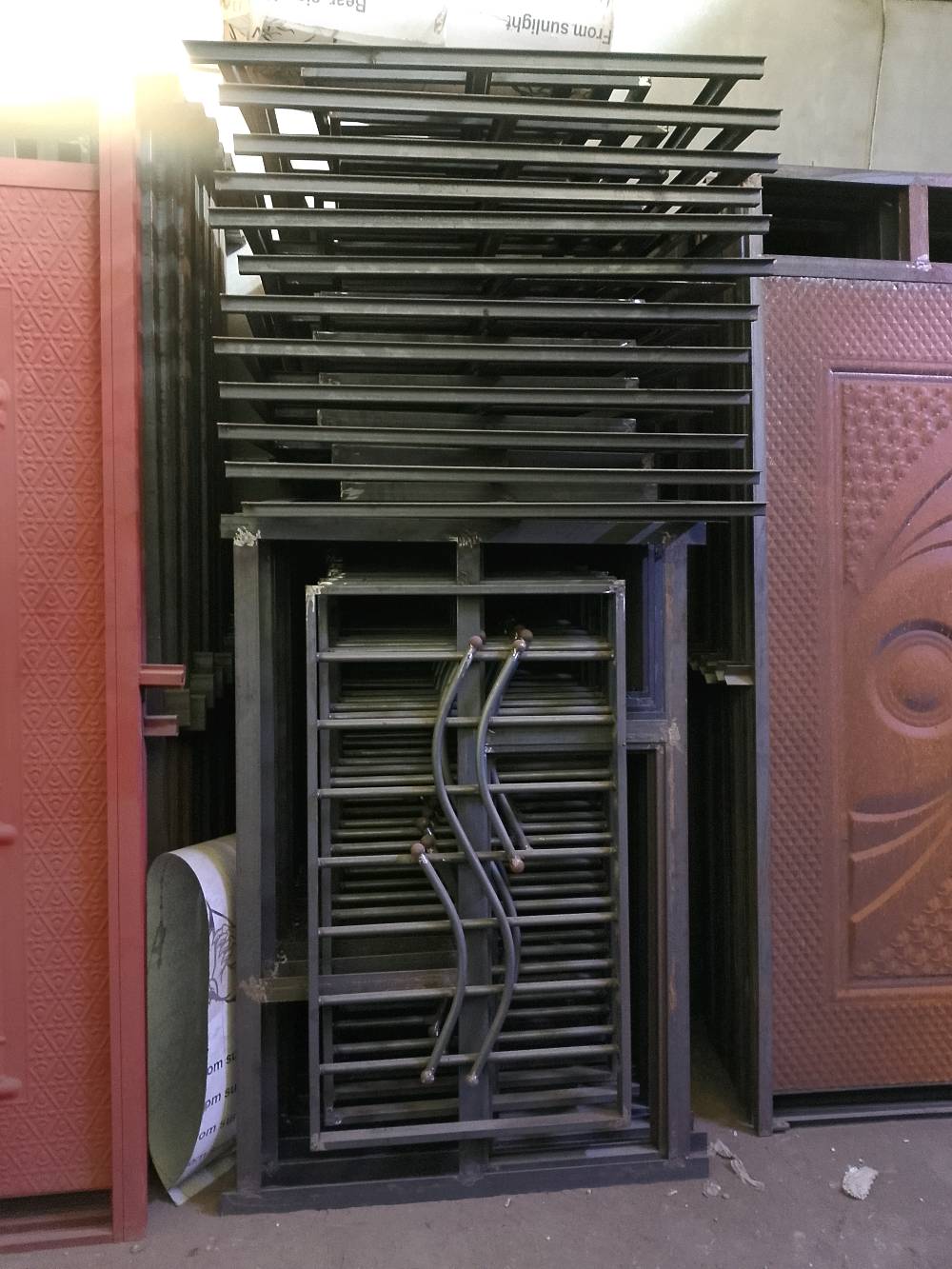 حدادة ابواب وشبابيك 
أين يقع موقع المحل؟: 
موصل صناعة الكرامة حي الكرامة جانب ايسر 
هل الأنواع المعروضة مستعملة أم جديدة؟: 
جديدة
هل تقدمون خدمة التوصيل؟: 
نعم
ما هو السعر لكل باب أو درج؟: 
بالاتفاق 