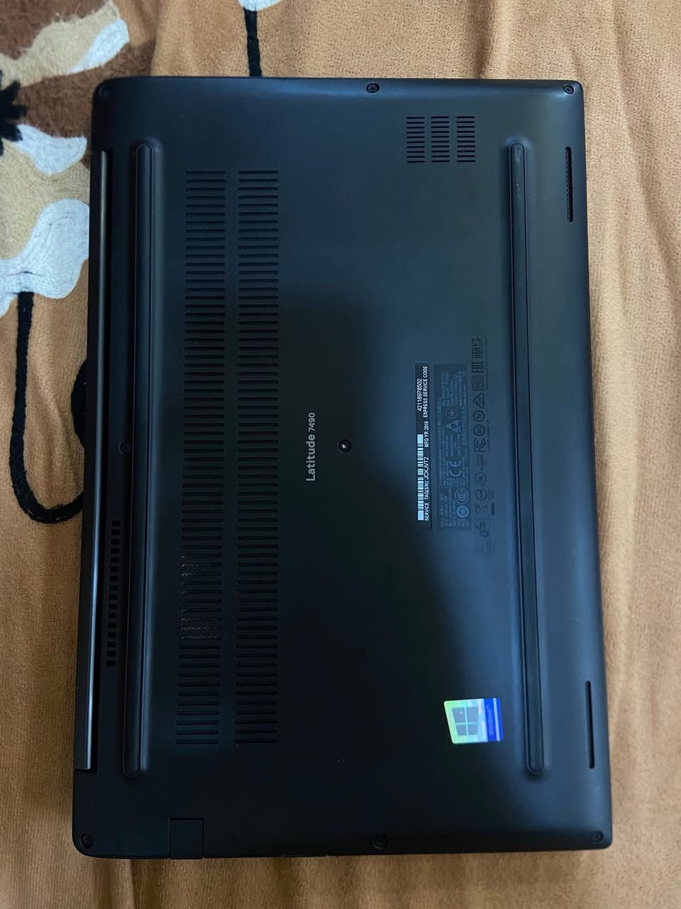 لابتوب Dell Latitude 7490 – مواصفات ومميزات نظافة 100%
🔹 المواصفات الأساسية

 • الموديل: Dell Latitude 7490

 • المعالج: Intel Core i5-8350U (لغاية 3.6GHz)

 • الذاكرة (RAM): 16GB DDR4 – سرعة 2400 MT/s

 • التخزين: SSD سعة 512GB – سرعة عالية

 • كارت الشاشة: Intel UHD Graphics 620

 • الشاشة: 14” Full HD

 • النظام: Windows 11

🔹 المميزات

 • هيكل متين وفئة Business Class

 • لوحة مفاتيح مضيئة Backlit

 • أداء سريع جداً بفضل SSD + RAM 16GB

 • بطارية تدوم لفترات جيدة

 • وزن خفيف وسهل الحمل (1.4kg تقريباً)

 • مناسب للعمل، الدراسة، المحاضرات والبرامج اليومية

 • كيبورد مريح جداً للكتابة

 • تشغيل هادئ وما يسخن بسهولة


**إذا كنت صاحب هذا الإعلان وتريد حذفه لأي سبب، رجاءا أرسل رسالة إلى الدعم الفني**