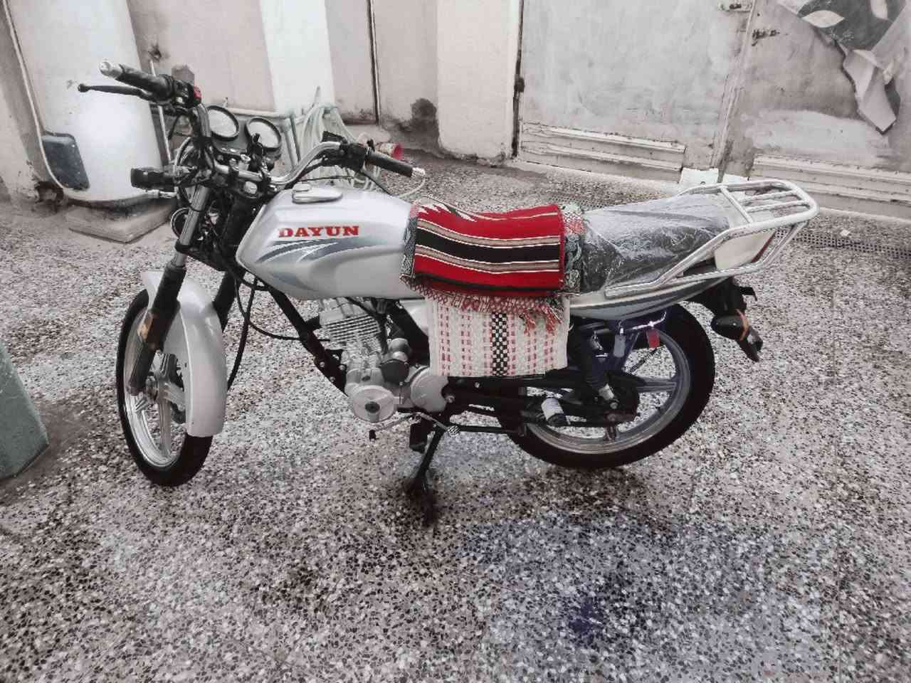 السلام عليكم دراجه دايون عضم لون رصاصي موديل 22 اوراق اصولي كامله نضافه كدام عينك وتجي وشوف سعر خاص مكان امن داخلي شارع طارق خيكاني رقم مبايل ***********
