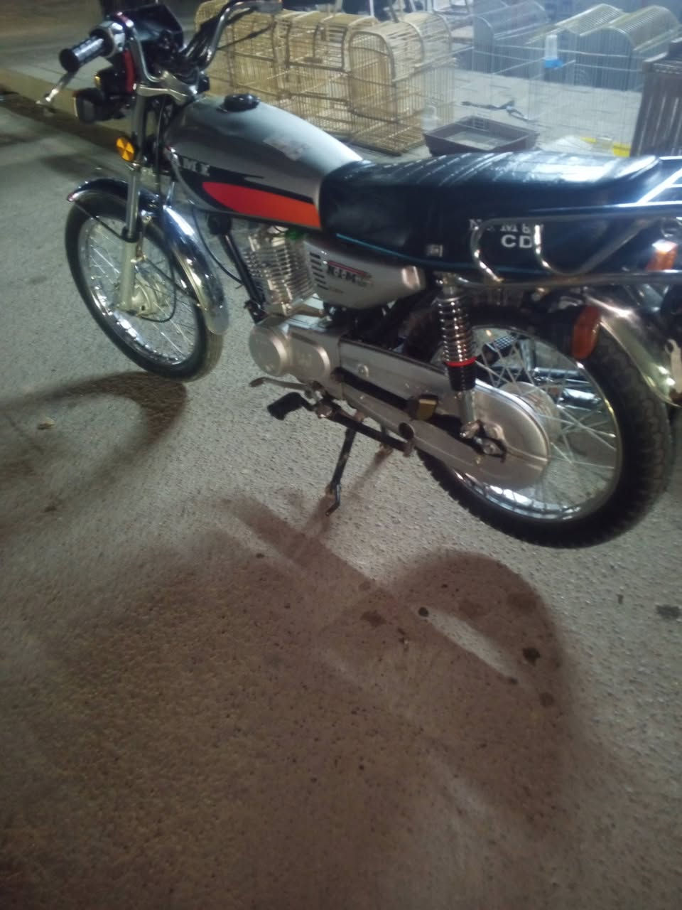 سلام عليكم شباب دراجة البيع نامة 24 مكينة برغي ما مفتوح مناقصة اي شي اوراق كاملة سعر 600 مكاني بغداد المحمودية رقمي *********** الخاص مفتوح
