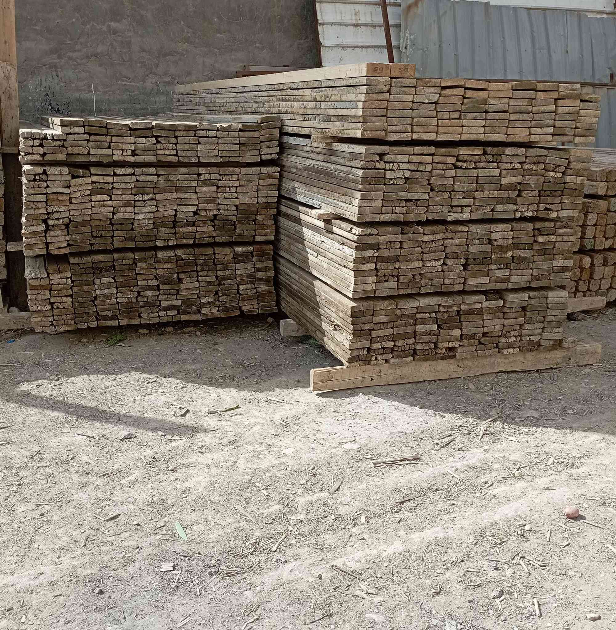 خشب نظيف للبيع روسي تارس 
فقط طوال لوح ٤متر و لوح ٣متر  وسير ٣متر 
العنوان الحلة ***********
