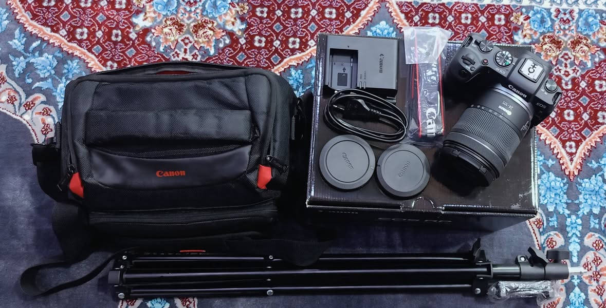 للبيع كاميرا Canon RP (الوحش الـ Full Frame) بحالة الوكالة، الكاميرا "اخت الجديدة" ونظافتها 100%.
​العدسة: الاصلية مال الكامرة  24-105mm (شغالة لكل شي: بورتريه، طبيعة، وفيديو).
​الشتر: صدمة! ما عابر الـ 1000 صورة فقط (يعني بعدها بورقها).
​النظافة: استخدام  قليل جداً، وبدون أي خدش.
​الباكيج كامل (يعني اشتري وبلش صور فوراً):
✅ رام 128GB أصلي وسريع.
✅ ستاند
✅ جنطة كانون الأصلية.
✅ حزام الكاميرا الأصلي.
✅ كافة الملحقات والكرتونة موجودة.
​باختصار: الكاميرا جاهزة، بس استلمها وبلش مشروعك الإعلامي
​📍 المكان: [البصرة/ القبلة / حي المهندسين/]
💰 السعر: [1,370,000] 
📞 للاستفسار:  [***********]
