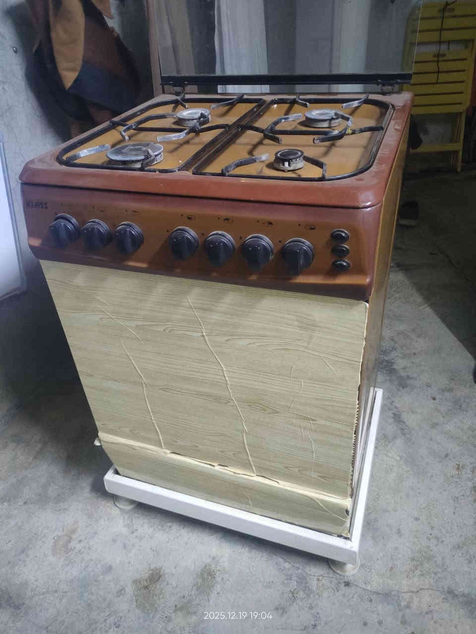 تەباخ چوار چجاو بۆ فرۆشتن
تەنها دەسکی فڕبەکەی نەماوە
 پاک و جوانە و کاملە
ناونیشان: کەلار کۆن
ژ موبایل ***********
