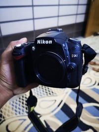 نيكون D90 • زووم ١٠٥ • فلاش سويدي