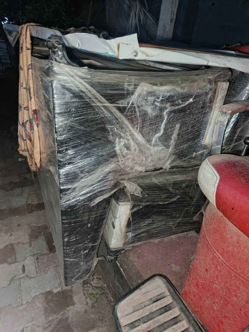 كراسي 2  للبيع نضيفات مع قنفات 2 اخو الجديد الكراسي متروكات بيهن تراب يرادلهن غسل مكاني نجف رقم تليفوني ***********
