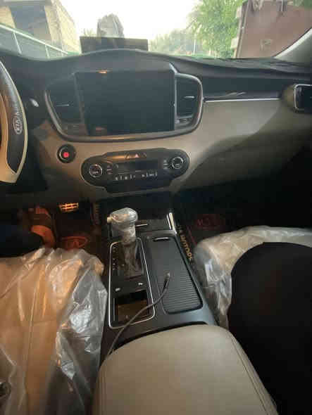 السلام عليكم
 سورنتوا خليجي موديل 18 للبيع مكفوله من الضربه والصبغ 6سلندر  محرك 3300. 7 راكب تبريد 3 قطع  حساسات امامي وخلفي 
3 وضعيات قيادة كامره خلفية 
مري شفط نظام ترحيب 
بصمتين كرسي كهرباء
جنطه كهرباء رقم بغداد مشروع وطني 
ماشية 117  الف كيلو 
مكانه بغداد العامريه 
سعره 238 ورقة وبيه مجال 
للاستفسار الاتصال *********** / *********** وواتسب
