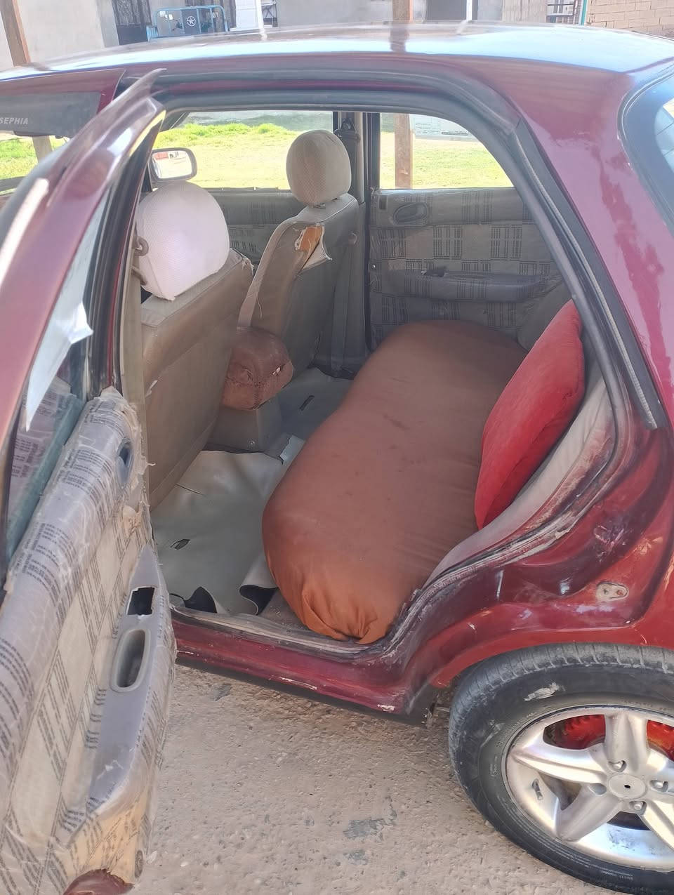 السلام عليكم كيه سيفيا للبيع موديل 93 كهربايات كامله مكينه جديده كير عادي صاحبهه  الشرعي بلحمزه موجود تحويل مباشر حداده 70بلميه مصبوغه جماليه مكفوله ضربه وكص السعر 25 وبيهه مجال بسيط مكان السياره واسط ***********
