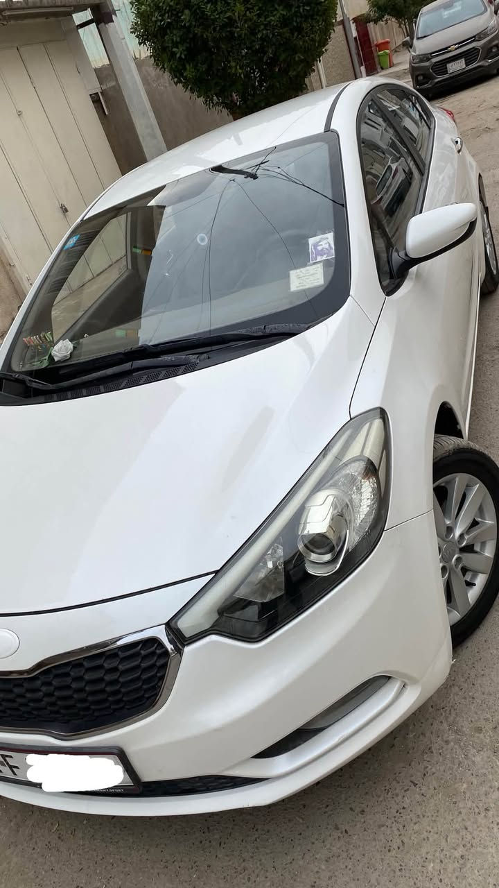 السلام عليكم.. كيا سيراتو 2014 (أبيض صدفي) للبيع 🚗✨
سيارة بيت ونظيفة جداً، جاهزة من كلشي وما تحتاج أي مصروف، ومواصفاتها كالتالي:
 الموديل: 2014
 اللون: أبيض صدفي مميز 🌟
 المحرك: 1600 cc (مرغوب جداً، اقتصادي ونشط)
 المشية: 150 ألف كم (حقيقي)
 الوضعية القانونية: السيارة باسمي، السنوية جديدة ونازلة ونافذة لغاية 2027 (تحويل ثاني يوم).
📌 المواصفات والجاهزية:
 تحكم ستيرن جهتين كامل.
 شاشة لمس تفاعلية.
 الكفالة: سيارة مكفولة كفالة عامة من كلشي (لغد، شاصي، صبغ، محرك، وكير) والحمد لله.

السعر 125 بيه مجال 
مكاني بغداد حريه  
رقم مبايل ***********
