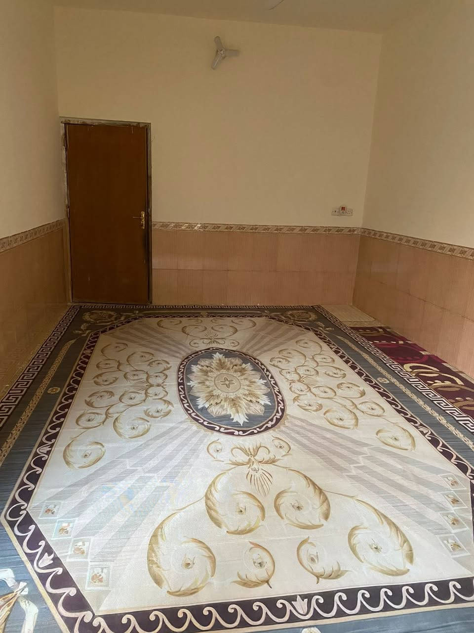 السلام عليكم
بيت في كربلاء المقدسة ١٠٠ متر زراعي قريب على الامام الحسين يبعد عن الامام اذا مشي . ادقايق واذا سياره دقايق واجة البيت ٧ونص يحتوي اغرف ومطبخ وصاله مع مخزن و ٣ صحيات مع اثاث المطبخ و٢ مكيفات البيت نظيف قريب عل كراج بغداد ومزرعة الجعفري +964 780 026 2676


**إذا كنت صاحب هذا الإعلان وتريد حذفه لأي سبب، رجاءا أرسل رسالة إلى الدعم الفني**