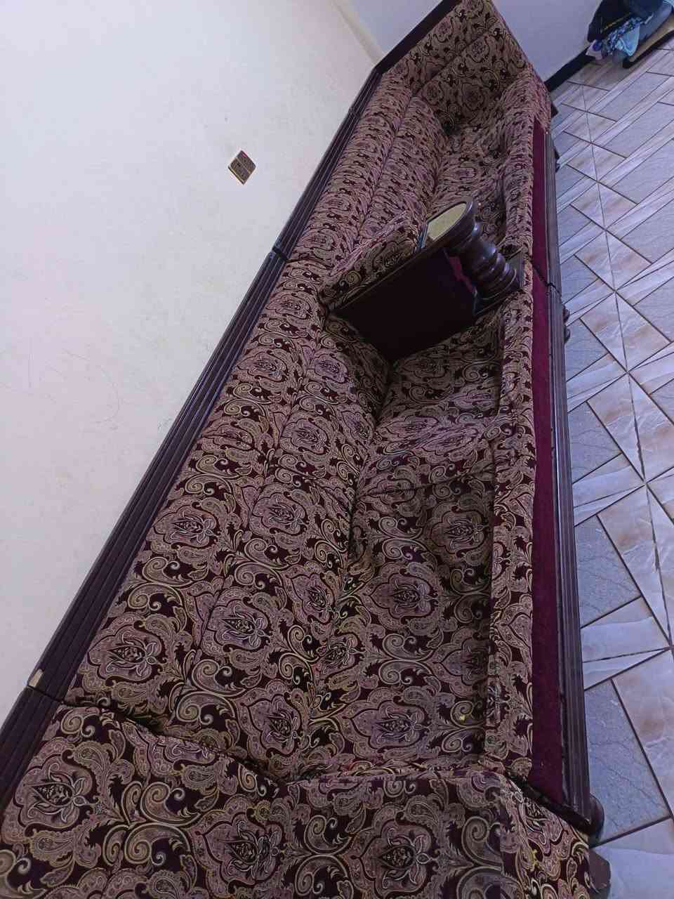 إسلام عليكم تخم قنفات نضيفات بس بيهن اشكم قطعه نازلات من جوه يحتاجلهن ترتيب 13قطعه مع طبلات 3اثنين ازغار اوحده اجبيره مكاني البصره القبله   ***********
