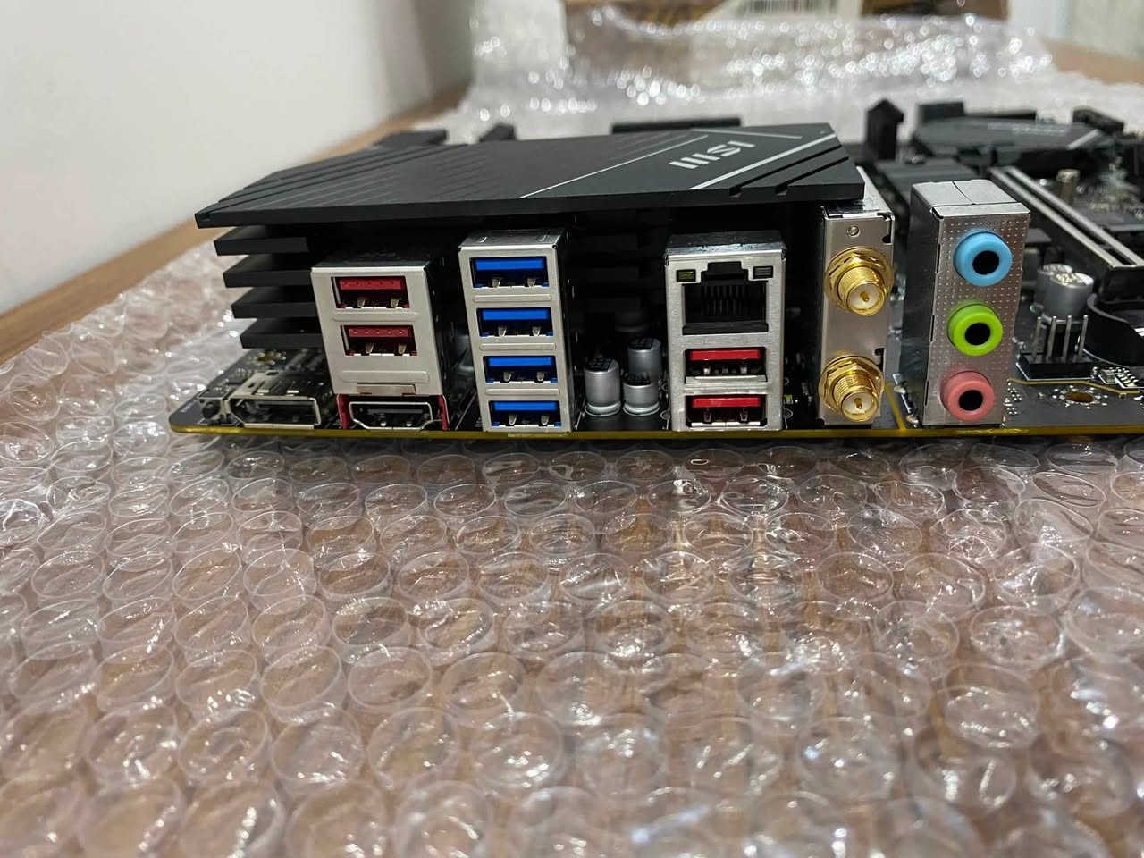 .
MSI PRO B650M-A WIFI

MSI PRO B650M-A WIFI Specifications

• Socket: AMD AM5 (Supports Ryzen 7000, 8000, and 9000 Series)

• Chipset: AMD B650

• Memory: 4x DDR5 slots

• Storage: 2x M.2 slots (Gen4) and 4x SATA 6Gb/s ports

• Expansion: PCIe 4.0 x16 slots

• Wireless: Built-in Wi-Fi 6E and Bluetooth 5.3

• Network: 2.5G LAN

• Form Factor: Micro-ATX

مذر بورد MSI PRO B650M-A WIFI للبيع.
المذر بورد شغالة 100% وما بيها أي مشكلة وعلى الفحص والضمان، كولش نظيفة (مثل اللوك) وكل ملحقاتها كاملة وياها

ملاحظة: كارتونتها الأصلية مو وياها، ولهذا السبب سعرها 200 ألف قفل.
التوصيل متوفر لجميع المحافظات.


**إذا كنت صاحب هذا الإعلان وتريد حذفه لأي سبب، رجاءا أرسل رسالة إلى الدعم الفني**