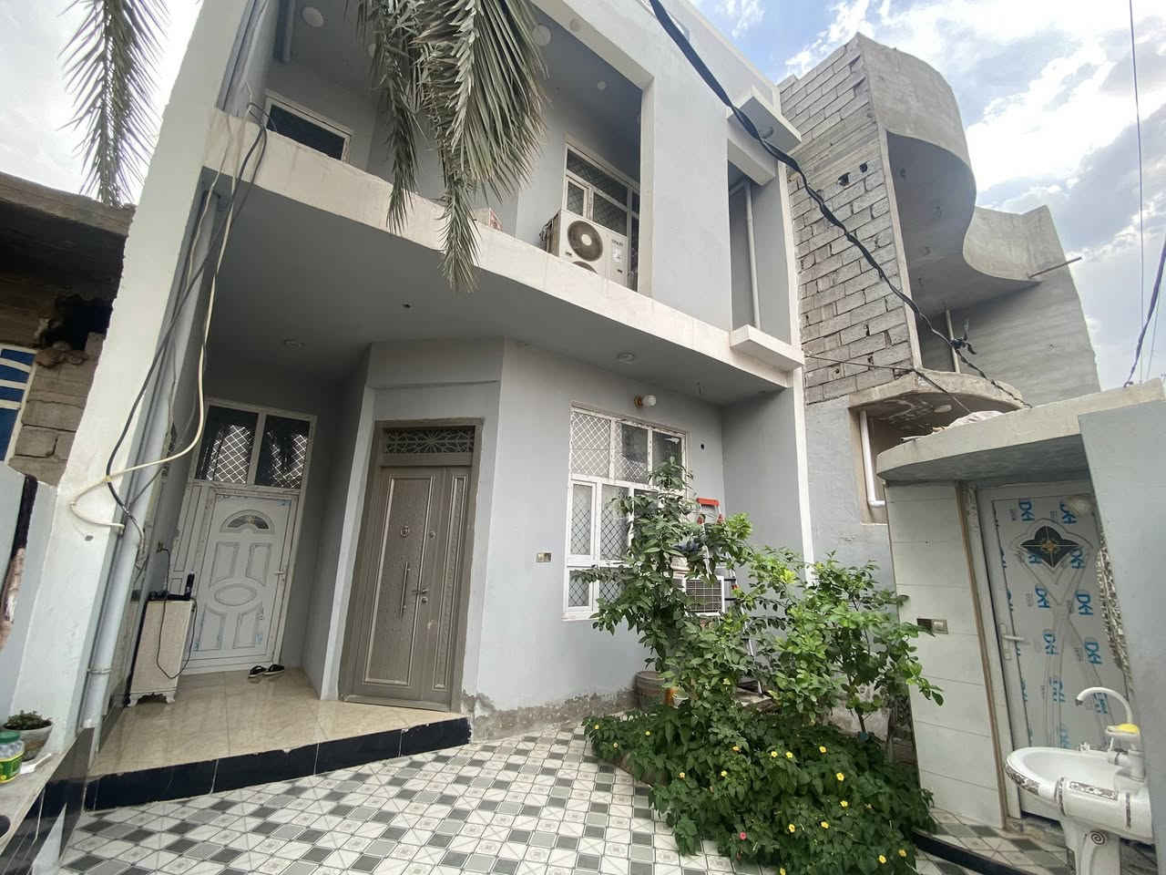 دار للبيع   🛑 بيت مساحة 156  طابو رسمي بناء حديث الطابقين جاهز
البيت صاير على شارعين وانثيهم تبليط 
موقعه قرب تقاطع الطرق والجسور

للتواصل رقمي ***********
