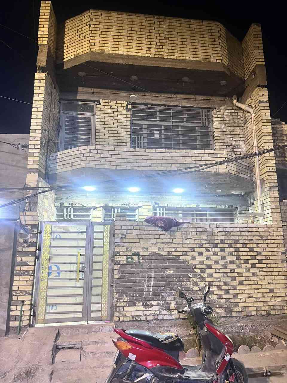 بيت بناء حديث للبيع  المساحه ١٠٠  الوجه 6 وربع والنزال 16 متر سند ٢٥  زراعي الخطيب  شارع خولة  كافه الخدمات موجودة ماء كهرباء مجاري تبليط البيت ثلاث طوابق الطابق الأول متكون من طرمه ومدخلين للبيت  استقبال مع الحولي ومطبخ  اوربي مفتوح غرفه منور حمام والطابق ثاني غرفتين نوم وحمام مع حولي كبير والطابق الثالث غرفه نوم كبيره البيت متكون من 4 غرف نوم مساحه الغرف 4 ونص في 5 كل الغرف نفس القياس  مع سطح ناصي وعالي  السعر عالخاص اوالاتصال ع ***********
