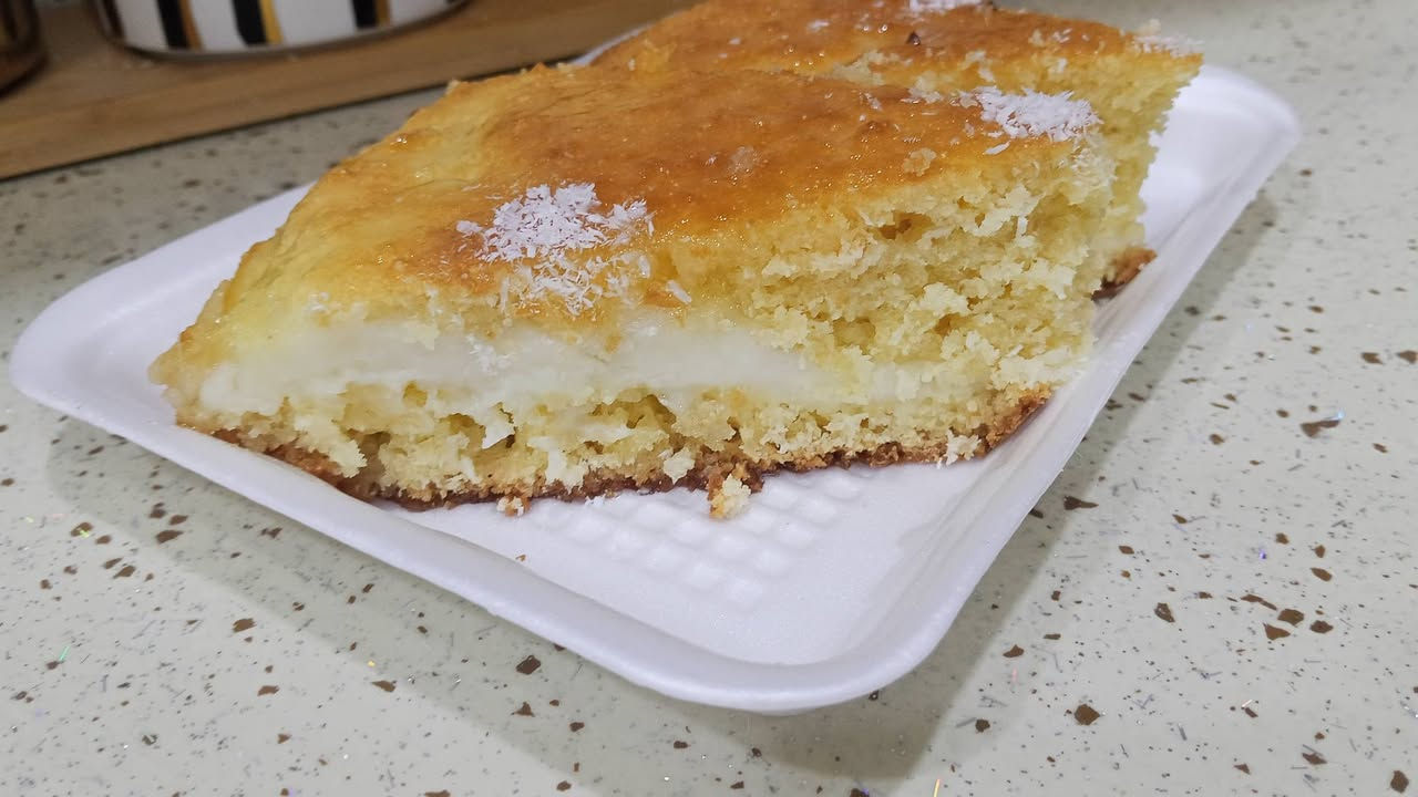 بسبوسه بالقشطه حجم كبير (عائلي)
 محشيه بالقشطه هشه وطيبه وحلاوتها متوازنه ☺️
متوفره بسبوسه ساده 🍃
وبسبوسه بالقشطه🍃

الحجز قبل بيوم 🌹
مكاني ناصريه ومتوفر توصيل داخل الناصريه 🚖 
الحجز والاستفسار على الخاص او الوتساب 
***********📳
