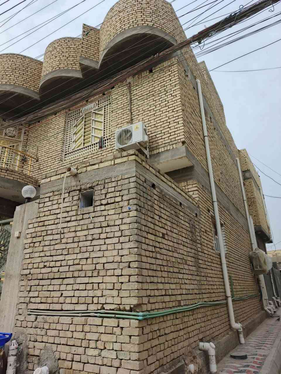 السلام عليكم 
بيت طابقين للبيع مساحته 130 متر ركن في منطقة الحاوي الجديد قرب مدرسة النهضه شارع المرحوم الشيخ تحسين علي ناصر بناء حديث كونكريت مسلح 
الطابق الاول يتكون من غرفة واستقبال وصاله ومطبخ حار وبارد صحيات داخل المنور وصحيات خارجيه ...الطابق الثاني يتكون من ثلاث غرف وصاله وصحيات ودرج للطابق الثالث وبيتونه وسطح شتايكر ...للاستفسار الاتصال ع الرقم *********** متوفر وات ساب.
