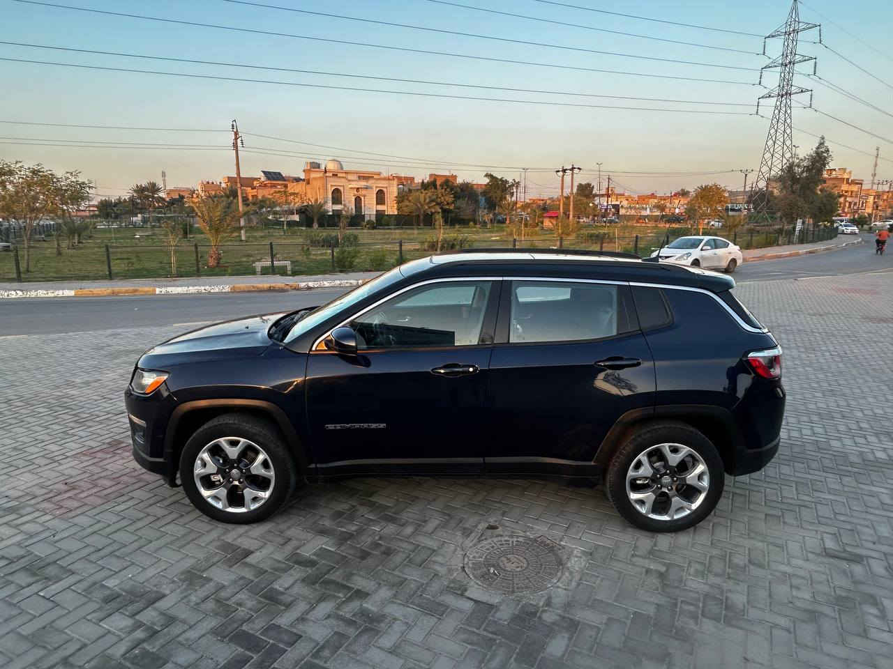 للبيع — جيب كومباس لاتتيود 2018 
سيارة مرتبة جداً ونظيفة استخدام شخصي، جاهزة للاستخدام بدون أي تعب 👌

✨ المواصفات الكاملة:
✔️ موديل: 2018
✔️ نوع: Jeep Compass Latitude
✔️ محرك 2.4 لتر 4 سلندر اقتصادي وقوي 💪
✔️ قير أوتوماتيك 6 سرعات ⚙️
✔️ دفع أمامي (FWD)
✔️ صرفية بنزين ممتازة ⛽

🎯 التجهيزات:
✔️ شاشة وسطية كبيرة 📱
✔️ نظام Uconnect + بلوتوث + USB 🎶
✔️ Apple CarPlay / Android Auto 📲
✔️ كاميرا خلفية واضحة 📷
✔️ مثبت سرعة (كروز كنترول) 🛣️
✔️ تشغيل عن بعد + دخول بدون مفتاح 🔑
✔️ تحكم كامل بالاستيرن 🎛️
✔️ تبريد ثلاجة ❄️
✔️ اربعة انظمة قيادة
✔️ إنارة LED + كشافات ضباب 🌫️
 

🛡️ الأمان:
✔️ ايرباكات شغالة🎈
✔️ نظام ABS + EBD
✔️ نظام مانع الانزلاق ESP
✔️ نظام تثبيت السيارة على المرتفعات ⛰️

🛠️ الحالة:
✔️ الضرر جاملغين و بنيد
✔️ محرك وكير مضمونات
✔️ داخلية نظيفة جداً 🧼
✔️ الرقم اربيل

📄 أوراقها كاملة و باسمي تحويل ثاني يوم

💰 السعر: (137 ورقة) و بيهه مجال بسيط

📍 الموقع: البياع الشرطة الرابعة

📞 للاستفسار: واتساب ***********
