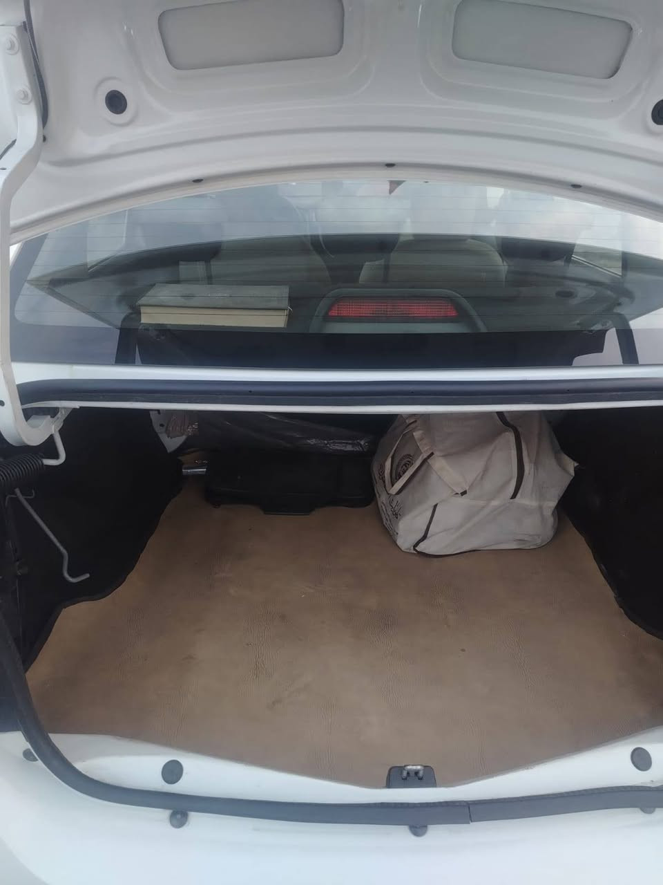 اسم السيارة : رينو سمبول
الموديل :2017 /رقم بغداد 
 اللون : ابيض
 السيارة حره 
________________________
المواصفات :- 
1 - محرك 4 سلندر 1600دوش 
2 -كاميرا خلفية
3 - شاشة كبيرة ( أندرويد )
4 - عداد المسافة (95 الف كيلو )
مكينة سيارة بلادي على وضع الشركة ويتم تبديل دهن  Elfe كل ٤٠٠٠ كيلو
٥- بطاريه جديده
٦ - الرقم انكليزي 
٧ - الهيكل الخارجي للسياره نظيف جدا مع وجود بارد على باب سائق وجاملوغ صبغ قطعة بسيطه منه من الجهة اليسرى
٨ - اشاير بالمري 
٩ - تبريد يحتاج فريز
١٠-  زجاج سيارة كهربائي الامامي فقط 
١١ - كهربائيات سيارة جميعها شغاله 

السعر ٧٥ ورقه وبيها مجال للتفاوض 
للاستفسار........***********
