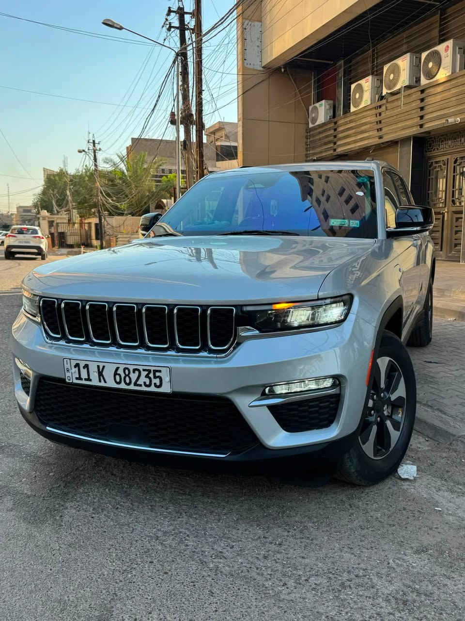 جيب كراند شيروكي هايبرد 2023 (( بدون اي نقص )) ‼️
بدون ايربالك  (برده وكشن فقط)

حادثه بنيد وجاملغ وباب  (٣قطع)
صور حادث داخل منشور 

‎🔴 خمسة راكب المرغوب👍

🔴 رادار 360 درجة

🔴  تحديد مسار  

🔴  تبريد قطعتين امامي + خلفي تحكم  

🔴 ️خمس انضمة قيادة 

🔴 بانوراما على طول السيارة

🔴 دفع رباعي. 

🔴 كير ماوس مع وضعيات القياده المختلفه للجبال والطرق الوعره والرمال والطين

🔴 شفتات ستيرن 

🔴 هاند بريك بصمه 

🔴 ️مقود جلد + تدفئة 

‏🔴  Reverse Tilt Mirrors المرايا  المائلة عند الرجوع 

مواصفات 

1️⃣ لايتات لد 

2️⃣ تدفئه  كشنات

3️⃣ شاشات دجتل  شاشه كبيرة مع نفكيشن GPS بدون نت 

4️⃣ كراسي خزن ميموري  

5️⃣ سستم صوت ALPINEو دمام خلفي بلادي 

6️⃣ تشغيل عن بعد

7️⃣ نظام محاكاة العجلة الذكي 

8️⃣ نظام ملاحة 

9️⃣ نظام قيادة ذاتية

سعره 265$

عنوان بغداد الكراده ساحه التحريات 

***********
