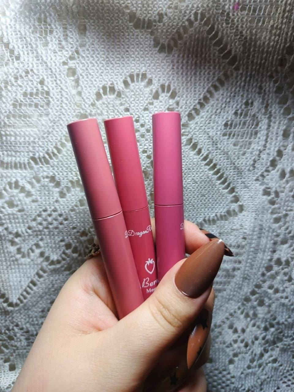 دلّلي شفايفچ بمجموعة أحمر الشفاه المطفّي بقوام الموس الناعم 🤍
ألوان ثابتة، ملمس مخملي، وإحساس خفيف كأنچ ما حاطة شي!
💋 ليش راح تعشقينها؟ ✔️ قوام Berry Mousse ناعم وسلس على الشفاه
✔️ مظهر مطفّي أنيق بدون تشقق أو جفاف
✔️ ثلاث درجات مختلفة تناسب كل الإطلالات
✔️ ثبات حلو يدوم ويخلي شفايفچ جذابة طول اليوم
✔️ حجم عملي – كل علبة تحتوي 3 قطع (5غم لكل واحدة)
✨ من لوك ناعم إلى جريء… كلهم بعلبة وحدة
اختاري اللون، وخلي شفايفچ تحچي عنك 💖


**إذا كنت صاحب هذا الإعلان وتريد حذفه لأي سبب، رجاءا أرسل رسالة إلى الدعم الفني**