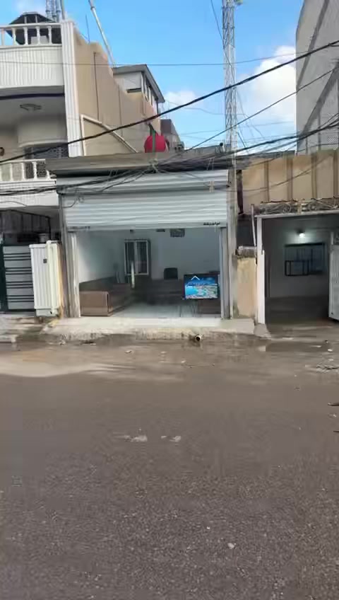 بيت طابو ملك صرف للايجار ١٥٠ متر تجاري في شارع جامع ابو الزهراء يحتوي على صالة واستقبال كبيرة و٣ غرف نوم و٣ حمامام ومطبخ فوك ومطبخ جوه كلشي جاهز حته خط سحب بيه و٣ خطوط كهرباء وسخانات عدد ٢ وتانكي مي عدد ٢  الايجار مباشر من ابو البيت بدون دلالية ٤٥٠ الف للاتصال ***********
