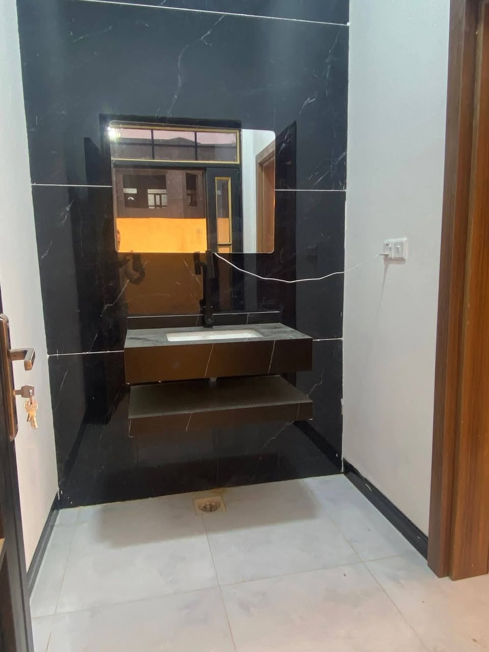 #للبيع دار سكني تكريت الديوم منطقة 16 الف
#مساحة 200 متر 
#واجه 10 م ونزال 20 م 
#قريب من شارع 60 ومتنزه جديد وشارعه 15 م
#السعر الدار 152 مليون وبي مجال
#يحتوي الدار على 
#الدار سحب مغربي ونقشات
#غرف نوم عدد 4
#صالة استقبال 
#صالة وسطية عدد 2
#مطبخ حار وبارد
#مجموعة صحيات مع حمامات داخلية وخارجية عدد 3
#غرفة مخزن
#كراج للسيارة 
#سطح شتايكر
#ابواب خارجية درجة اولى
#ابواب داخلية تركي
#شبابيك الالمنيوم
#للاستفسار__والتواصل على رقم *********** ☎️
