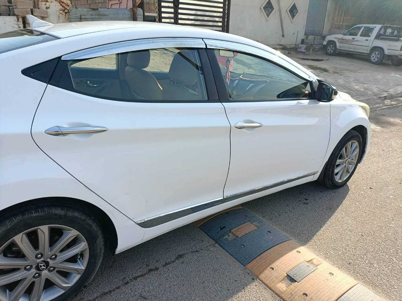 هونداي النترا 2013 خليجي
داوخل بيجي 
تحكم جهتين
ويل كب
محرك 1800 
ثلاث سرع(نظام ايكو تقليل صرف البانزين)
اشاير ب المري + امري شفط 
فتحه سقف 
شاشه كبيره لمس 
كامرا دوارة خلفيه 
تدفئه تبريد(قطعه وحده)
بيها صبغ دواسه فقط وبارد ب الباب مثل ماواضح ب السونار
السعر ب 120 مكان فلوجه حي الجولان 
***********
