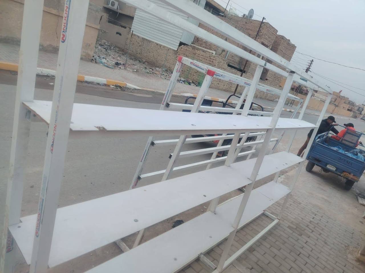 رفوف المنيوم عدد 3
ممتازة وخدمية تصلح عوارض اسواق ورفوف 
السعر الرف ب 30 
عنوانهن حي الفرات 
الرقم ***********
