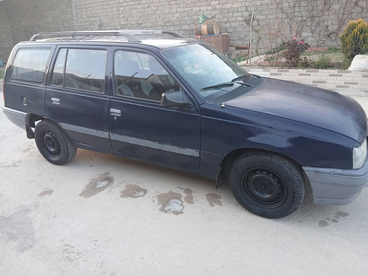 سياره كاديت موديل ١٩٩٠ حجم ١٦ رقم الماني سنويه خضره شرط مرسمه محرك وكير شرط زوج تاير. جديد دوشه حدادية صبغ سياره بلادية كابون بانزين بيها شرط التحويل من الشرعي والوكالة من الوكيل السعر ٢٣ للاتصال 
***********
***********
