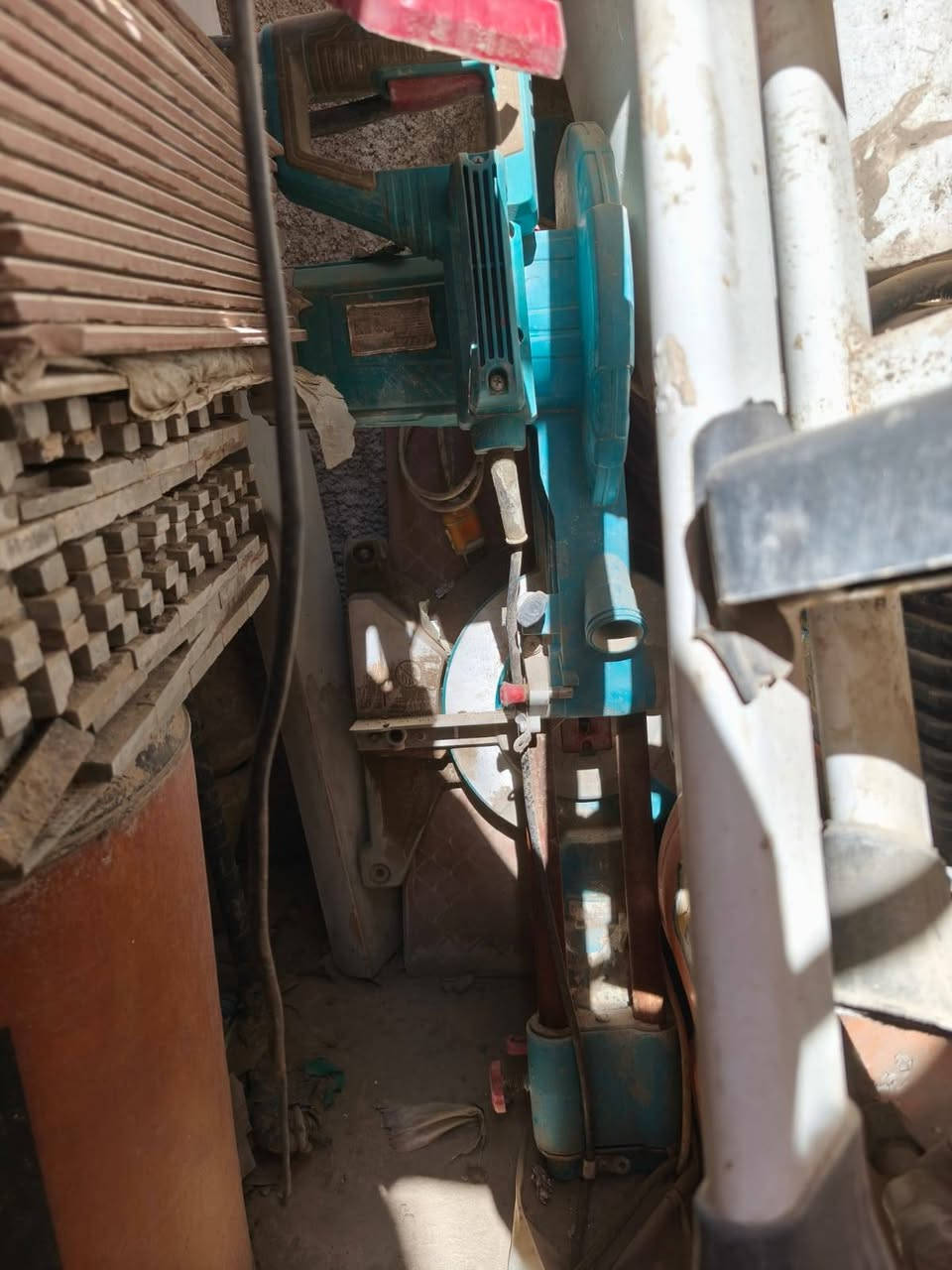 السلام عليكم غراض للبيع العنوان شارع فلسطين ***********
