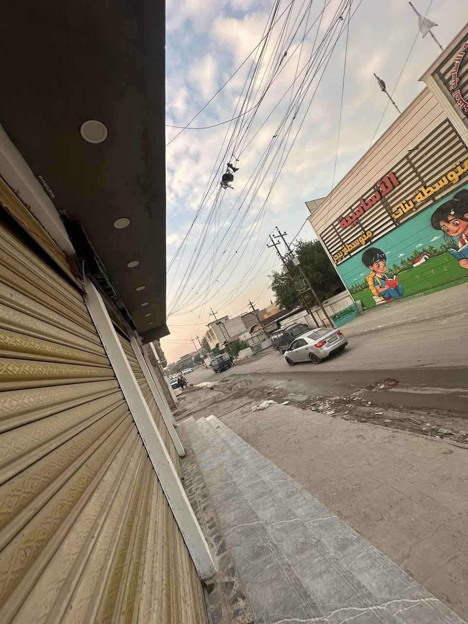 بنايه للبيع مساحه 65 متر طابو زراعي سند 25 الوارد الشهري 1100 مليون و 100 تحتوي على شقتين وصيدليه 3 محلات        ( السعر 210 مليون )العنوان البلديات نهايت شارع المصرف قرب فلافل الهلالي حي التراث مقابل مدرست تبارك الرحمان على شارع خدمي مئجره وكامله الاستفسار ***********
